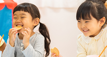 福祉施設へのお菓子寄贈